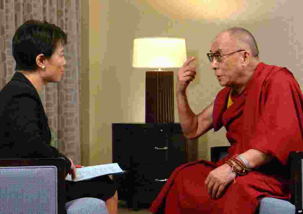 美国之音中文部记者宁馨专访西藏流亡精神领袖诺贝尔和平奖得主达赖喇嘛.