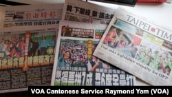 台灣各大報章在週一（2020年1月6日）頭版有關總統選舉的新聞 （攝影： 美國之音記者任敬揚）