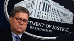 El secretario de Justicia, William Barr, fue el encargado de anunciar los cargos durante una rueda de prensa, celebrada el 26 de marzo de 2020.