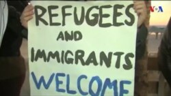 Yüzlərlə insanın aeroportlarda saxlanması etirazlara səbəb olub