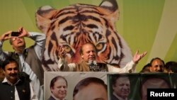 Nawaz Sharif (tengah), pemimpin partai liga Muslim Pakistan-Nawaz (PML-N), dalam kampanye di Islamabad (Foto: dok). Para analis memperkirakan mantan PM Pakistan ini akan memenangkan Pemilu Parlemen Pakistan, yang akan digelar Sabtu (11/5) ini.