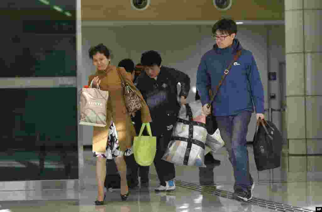 South Koreans arrive with their belongings from North Korea's Kaesong at the customs, immigration and quarantine office near the border village of Panmunjom, in Paju, north of Seoul, South Korea, April 9, 2013.