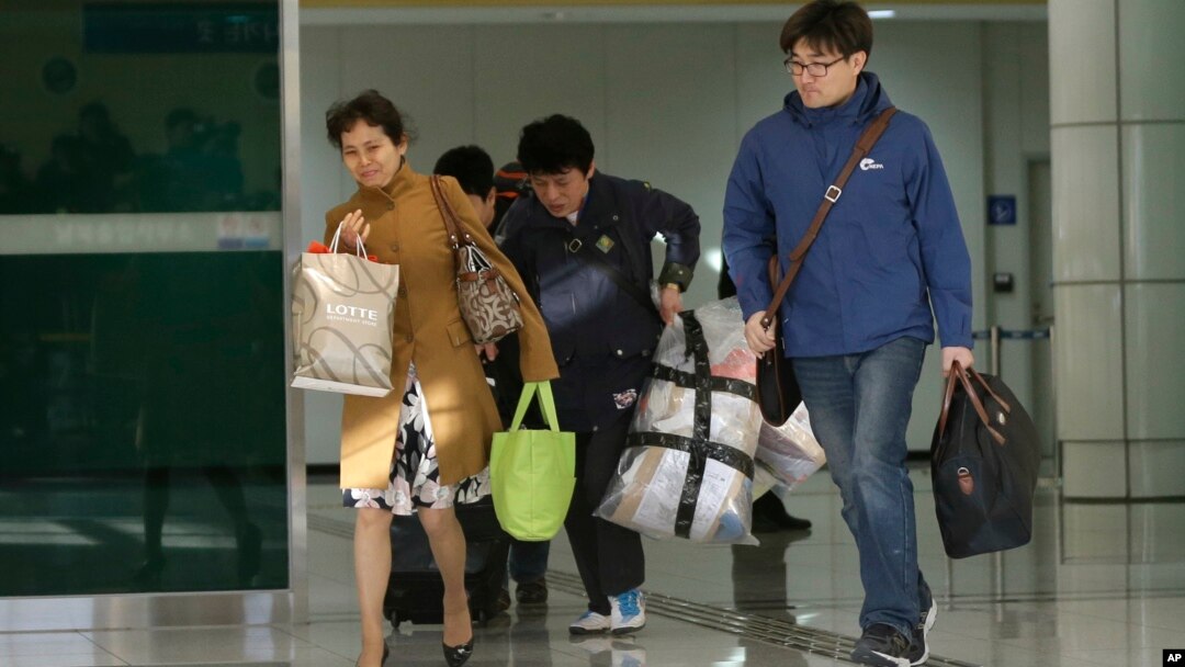 Beberapa warga Korea Selatan yang bekerja di kompleks industri bersama Kaesong, kembali ke Korea Selatan (April 2013). 