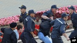 Belarusian policemen detain protesters during the 'Revolution via social network' protest in Minsk, June 22, 2011