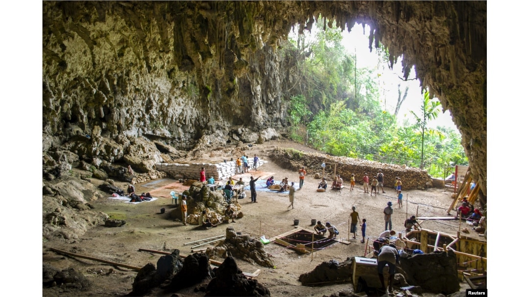 Foto ekskavasi fosil manusia purba yang disebut sebagai 'The Hobbit' di Liang Bua, Flores, 2016. (Foto: Tim Liang Bua via Reuters)