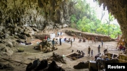 Penggalian arkeologis di gua Liang Bua di Flores. (Foto: Dok)