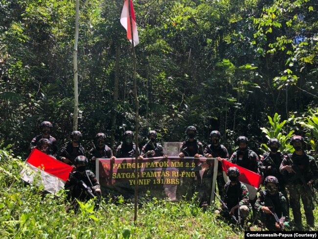 Satgas Pamtas RI-PNG Yonif Mekanis 512/QY memberikan pelayanan kesehatan di Kampung Ampas Distrik Waris, Kabupaten Keerom, Papua, 23 Oktober 2021. (Courtesy: Pendam XVII/Cenderawasih-Papua)