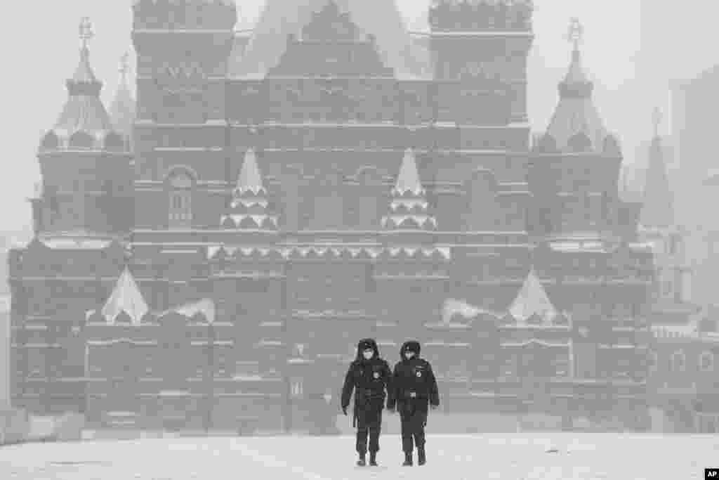 دو افسر پلیس در میدان خالی سرخ در مسکو، روسیه. مسکو آمار مبتلایان را ۲۳۳۷ نفر و مرگ بر اثر کرونا را ۱۷ نفر گزارش کرده است.&nbsp;
