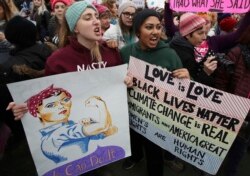 Kaelyn Warne, kiri, dan Marvi Ali, keduanya mantan mahasiswa College of William & Mary di Williamsburg, ikut serta dalam protes dengan wanita lain terhadap Presiden Donald Trump. (Foto: AP/Manuel Balce Ceneta)