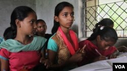 Indian student Aruna Bariya, 14, center, attends school at Utavali village in Narmada district of Gujarat state, India. (File)