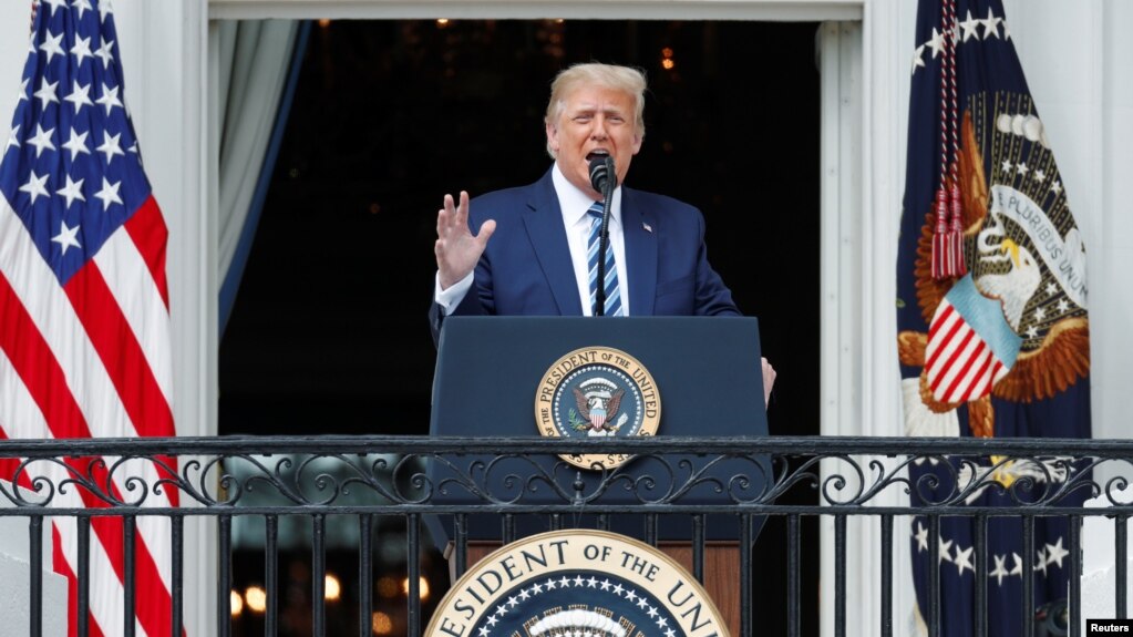 Дональд Трамп выступает с балкона Голубой комнаты Белого дома в субботу 10 октября 2020 г.