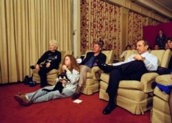 Chelsea Clinton dan Socks, kucingnya, ikut nonton Super Bowl di bioskop pribadi Gedung Putih.