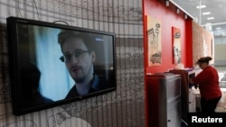 모스크바 공항 환승구역에 체류 중인 것으로 알려진 에드워드 스노든이 러시아에 망명 신청을 했다고 러시아 이민당국이 밝혔다. 사진은 모스크바 세레메티예보 공항 카페에 설치된 TV 스크린. (자료사진)