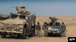 Les forces soutenues par les États-Unis proches du village de Susah dans la province de Deir Ezzor, dans l'est du pays en Syrie le 13 septembre 2018.