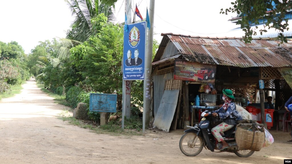 A sign bearing the Cambodian People's Party logo and the faces of Prime Minister Hun Sen and National Assembly President Heng Samrin in Prey Khla commune, Takeo province, Nov. 27, 2017.