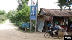 A sign bearing the Cambodian People's Party logo and the faces of Prime Minister Hun Sen and National Assembly President Heng Samrin in Prey Khla commune, Takeo province, Nov. 27, 2017.