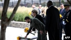 Во Пентагон, пак, Зеленски беше пречекан од американскиот секретар за одбрана Лојд Остин и го посети споменикот за нападите врз САД на 11 септември 2001 година