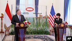마이크 폼페오 미국 국무장관과 레트노 마르수디 인도네시아 외교장관이 29일 자카르타에서 회담 후 기자회견을 했다.