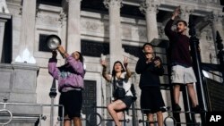 Manifestantes protestan con cacerolas junto a la cerca del Congreso Nacional de Argentina en Buenos Aires contra las medidas económicas del presidente Javier Milei, el 21 de diciembre de 2023.