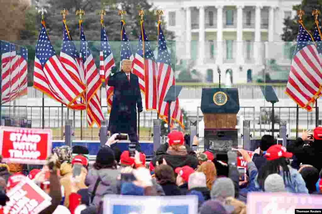 도널드 트럼프 대통령이 백악관 앞에 모인 지지자들을 향해 연설을 했다. 