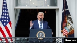 Presiden Donald Trump berdiri di balkon Gedung Putih untuk berpidato di hadapan para pendukungnya di South Lawn yang menurut Gedung Putih adalah "protes damai", di Washington, 10 Oktober 2020. 