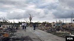 Para warga mencari barang-barang mereka yang tersisa setelah tornado memporak-porandakan rumah mereka di Pleasant Grove, sebelah barat Birmingham , Alabama (28/4).