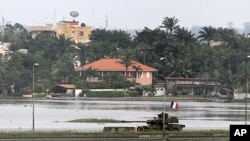 Un char d'assaut français traverse le pont Général de Gaulle à Abidjan (5 avril 2011)