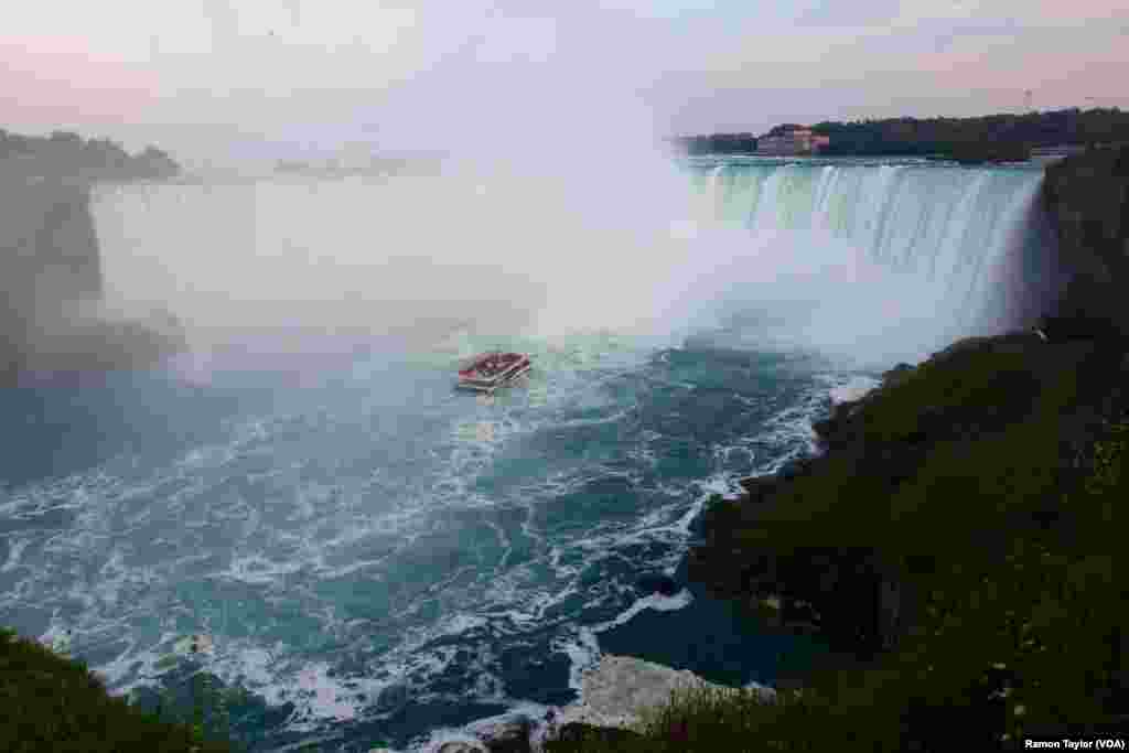 A Hornblower Niagara Cruise ventures into the mist of Horseshoe Falls, where more than 680,000 gallons of water flow per second. (R. Taylor/VOA)