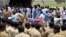  ဇူလိုင်လ ၁၀ ရက်နေ့က Amarnath ဟိန္ဒူဘုရားကျောင်း အကြမ်းဖက်တိုက်ခိုက်မှုအတွင်း ဒဏ်ရာရသူများ Surat လေဆိပ်တွင်ရောက်လာစဉ်
