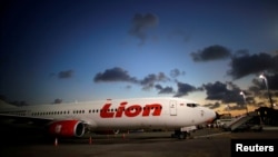 Pesawat Boeing 737-900 milik maskapai penerbangan Lion Air Indonesia di bandara Ngurah Rai, Denpasar, Bali. (Foto: dok).