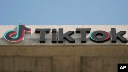 ARCHIVO - Un cartel de TikTok se muestra en su edificio en Culver City, California, el 11 de marzo de 2024. 