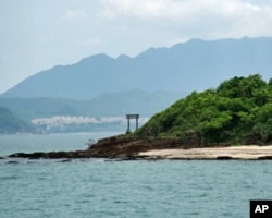 香港東平洲(前)與深圳大亞灣(後)只一水之隔