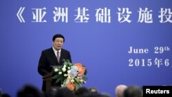 지난 6월 중국 인민대회당에서 열린 아시아인프라투자은행 서명식에서 러우지웨이 중국 재정부장이 연설하고 있다. (자료사진)