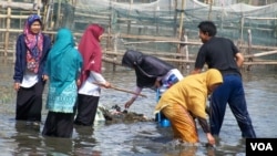 Relawan FPLKDLT gelar aksi bersih sampah danau laut tawar dan bantaran sungai Takengon. (VOA/Budi Nahaba)