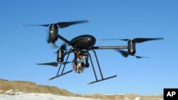 Los drones realizan cada vez más funciones de seguridad, sobre todo la de vigilancia utilizando cámaras de video.