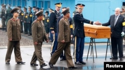 11일 한국 비무장지대 판문점에서 유엔 사령부 관계자들이 북한 군에 시신을 인계하고 있다.