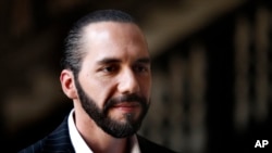 ARCHIVO - El presidente de El Salvador, Nayib Bukele, habla con la prensa en el Palacio Nacional de México en la Ciudad de México, el 12 de marzo de 2019.