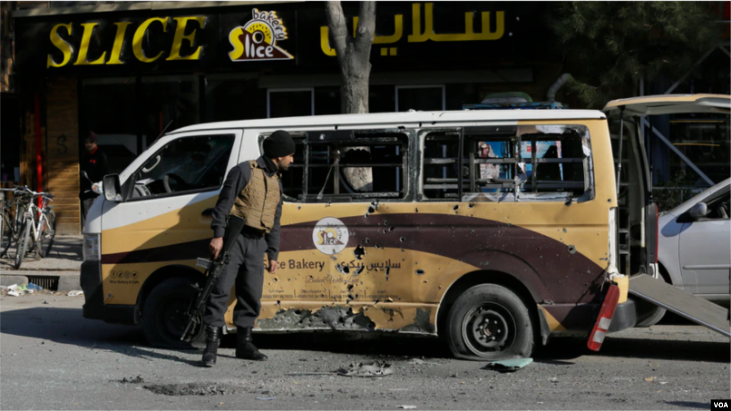 一名阿富汗安全官员检查在喀布尔火箭弹袭击严重损坏的汽车。(2020年11月21日)(photo:VOA)