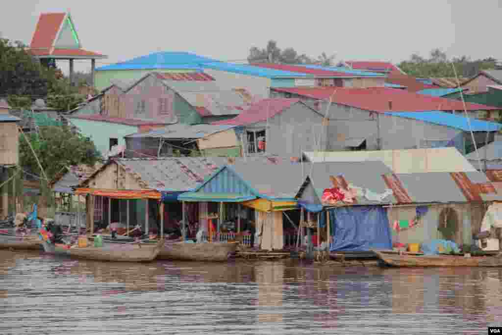 ភូមិ​មួយ​នៅ​ក្បែរ​កំពង់​ដ​ អរិយក្សត្រ ក្នុង​ឃុំ​អរិយក្សត្រ ខេត្ត​កណ្តាលនៃ​ប្រទេស​កម្ពុជា នៅ​ថ្ងៃ​ទី​២៧ ខែកញ្ញា ឆ្នាំ២០១៤។ (នូវ ពៅលក្ខិណា)