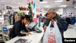 Archivo - Nov. 2017 - Un cliente hace una compra en una tienda J.C. Penney.