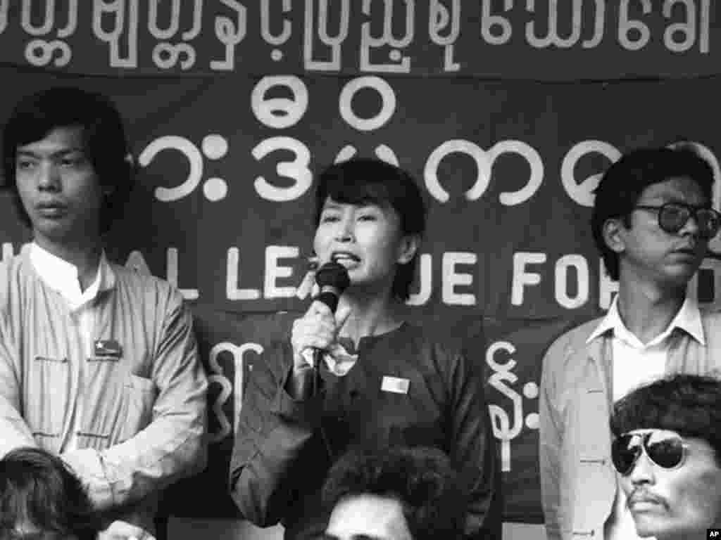 昂山素季1988年成为全国民主联盟领导人，第二年被控威胁国家罪名而遭到拘留。图片来源：路透社