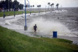 El huracán Sally baña un malecón en la costa de Nueva Orleans, el 15 de septiembre de 2020.