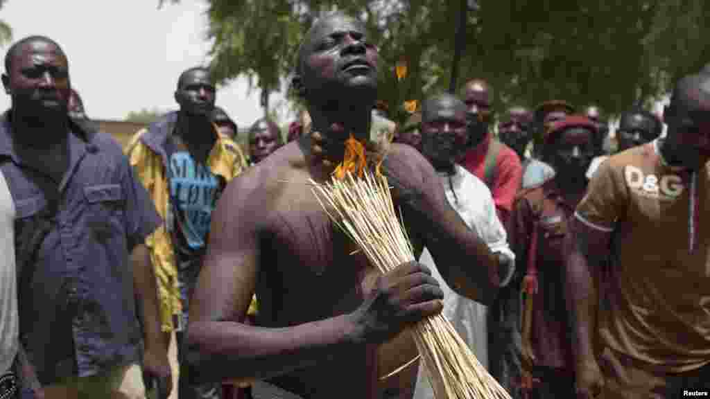 Maharba da Kayan Yakinsu, 14 ga Nuwamba 2014.