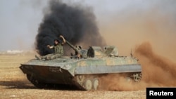 지난 22일 시리아 알레포 북부 지역에서 반군이 탱크를 몰고 있다. (자료사진)