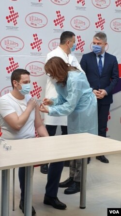 Branislav Zeljković, direktor Instituta za javno zdravstvo RS, prima vakcinu protiv koronavirusa, Banjaluka, 12. februar 2021.