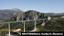 Fotografija snimljena dronom pokazuje most preko Miračice na auto-putu Bar-Boljare, u selu Bioce, Crna Gora, 25. maja 2021. (Foto: Rojters, Stevo Vasiljević)