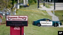 La policía bloquea la entrada a la escuela secundaria Marjory Stoneman Douglas, en Parkland, Florida, luego de un mortal tiroteo. Febrero 15 de 2018.