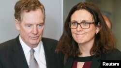 Perwakilan Perdagangan AS Robert Lighthizer dan Komisioner Perdagangan Eropa, Cecilia Malmstrom dalam pertemuan di Brussels, Belgium, 10 Maret 2018. 