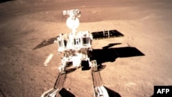 달 탐사 로봇 자동차 '위투(옥토끼)' 2호가 지난 3일 달 뒷면에 착륙한 '창어' 4호에서 내리고 있다. (중국 국가항천국 제공)