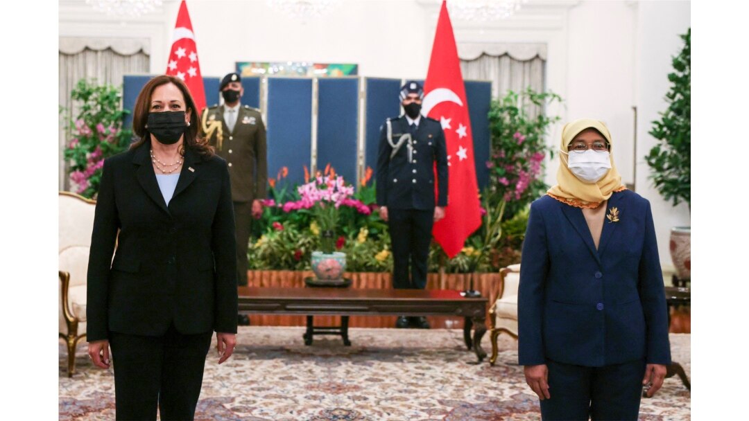Wapres AS Kamala Harris (kiri) bersama Presiden Singapura Halimah Yacob di Istana, Singapura, 23 Agustus 2021. (EVELYN HOCKSTEIN / POOL / AFP)
